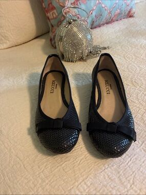 Black Meucci Vento ballet flats featuring a grosgrain bow on to toe 
Size 7.5 M